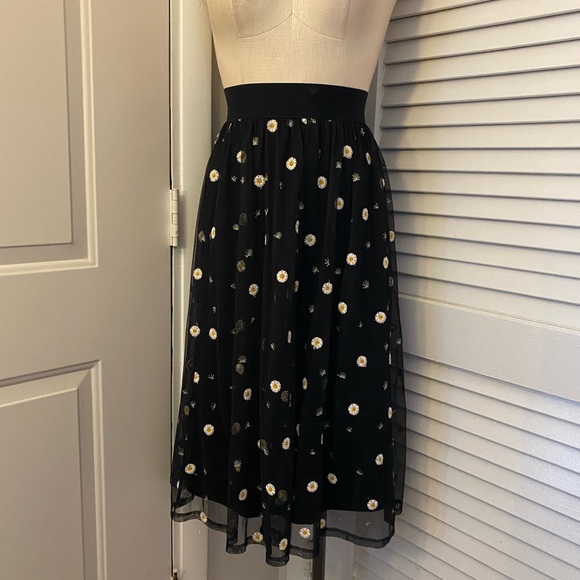 torrid Dresses & Skirts - Torrid Black Midi Skirt with Daisy embroidered Pattern- Size 2X